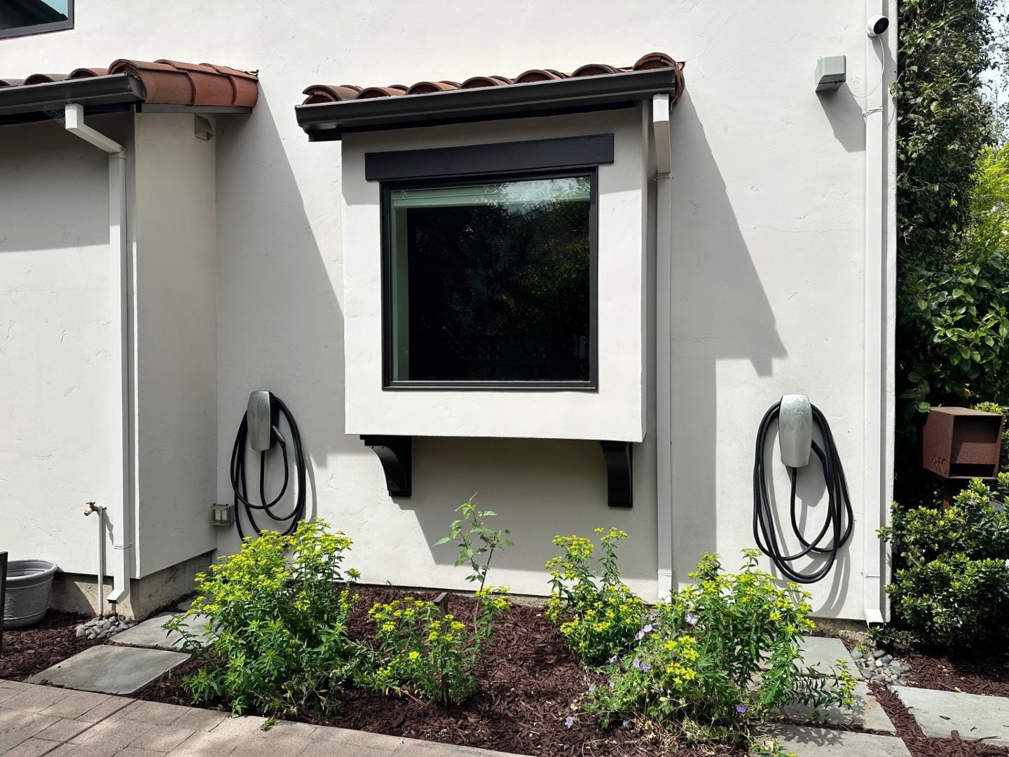 Detail Gallery Image 3 of 39 For 850 Guinda St, Palo Alto,  CA 94301 - 4 Beds | 3 Baths