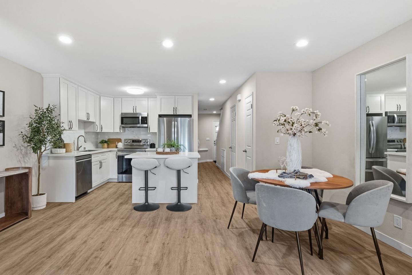 Detail Gallery Image 10 of 34 For 1983 San Luis Ave #22,  Mountain View,  CA 94043 - 2 Beds | 2/1 Baths