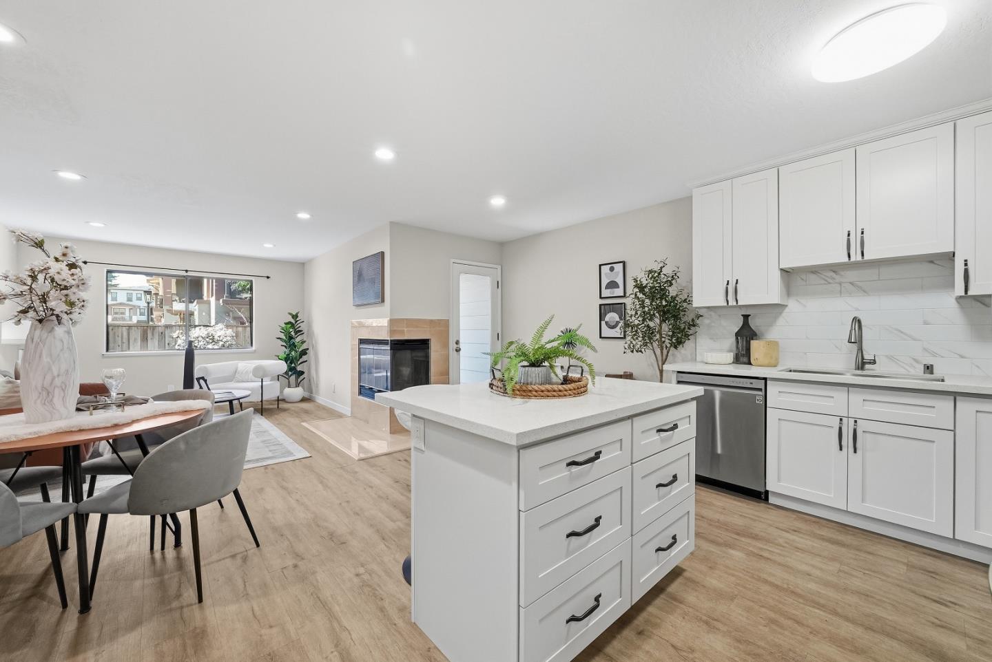 Detail Gallery Image 3 of 34 For 1983 San Luis Ave #22,  Mountain View,  CA 94043 - 2 Beds | 2/1 Baths