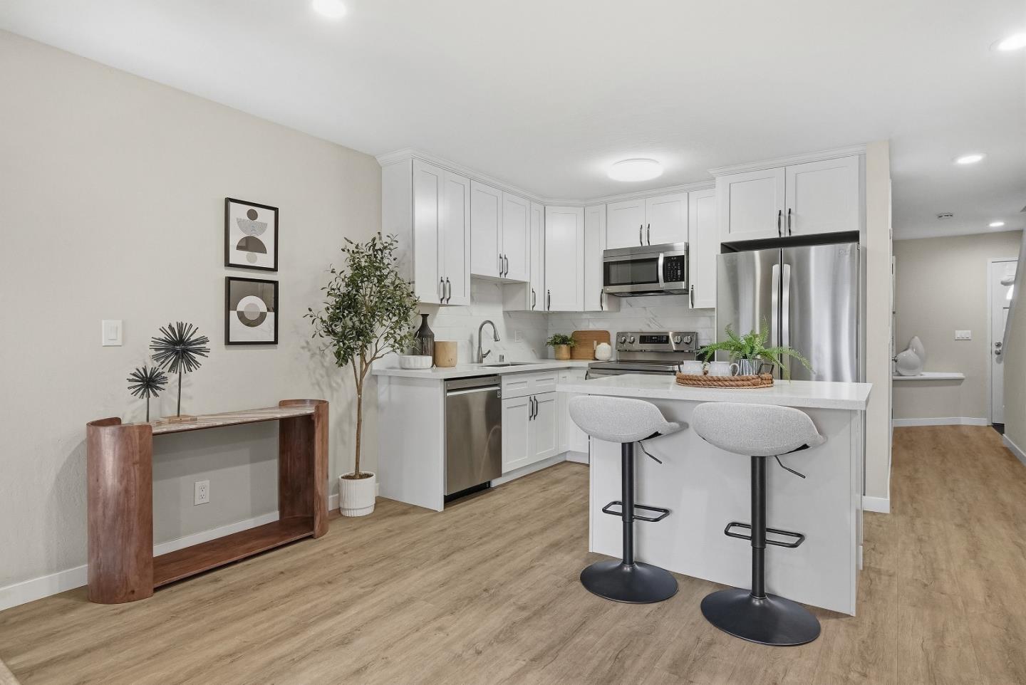 Detail Gallery Image 7 of 34 For 1983 San Luis Ave #22,  Mountain View,  CA 94043 - 2 Beds | 2/1 Baths