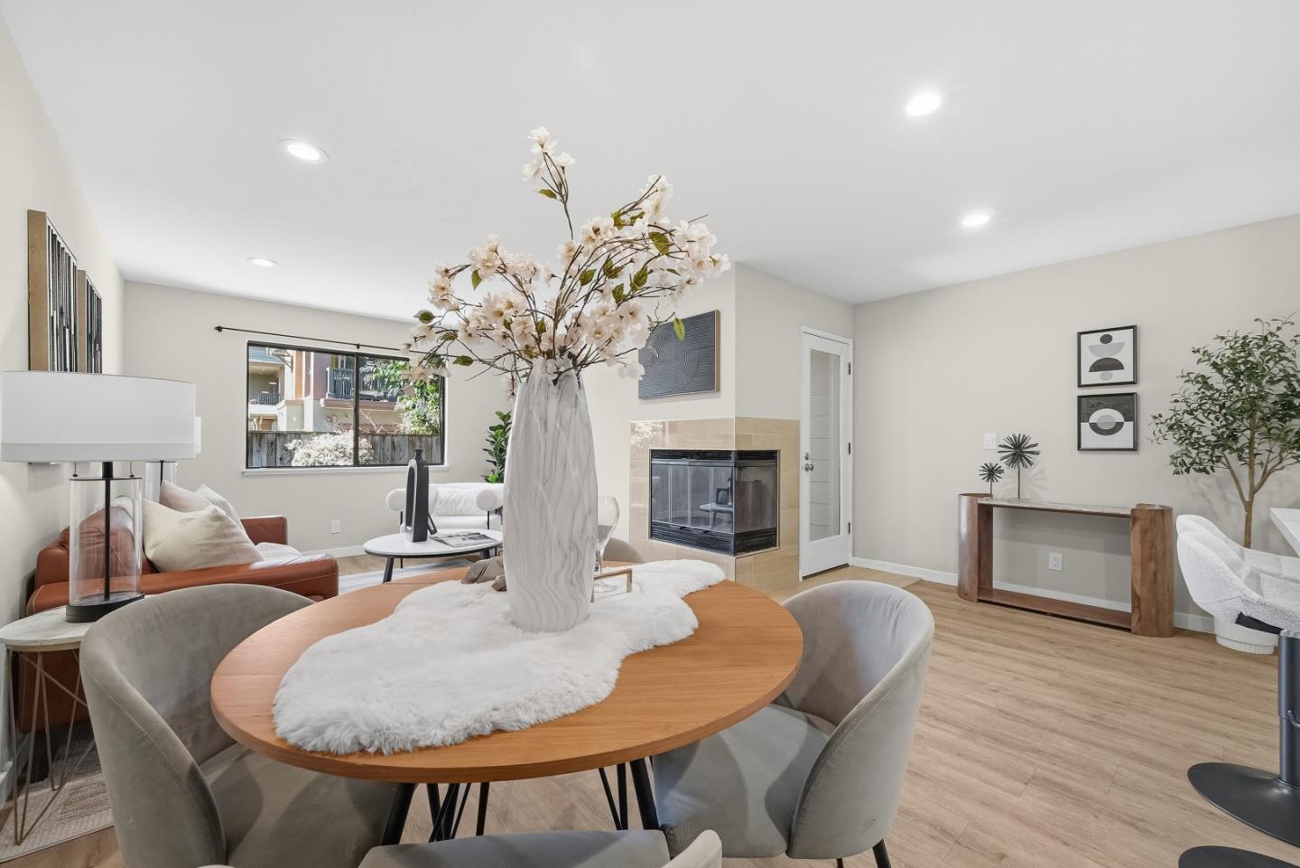 Detail Gallery Image 8 of 34 For 1983 San Luis Ave #22,  Mountain View,  CA 94043 - 2 Beds | 2/1 Baths