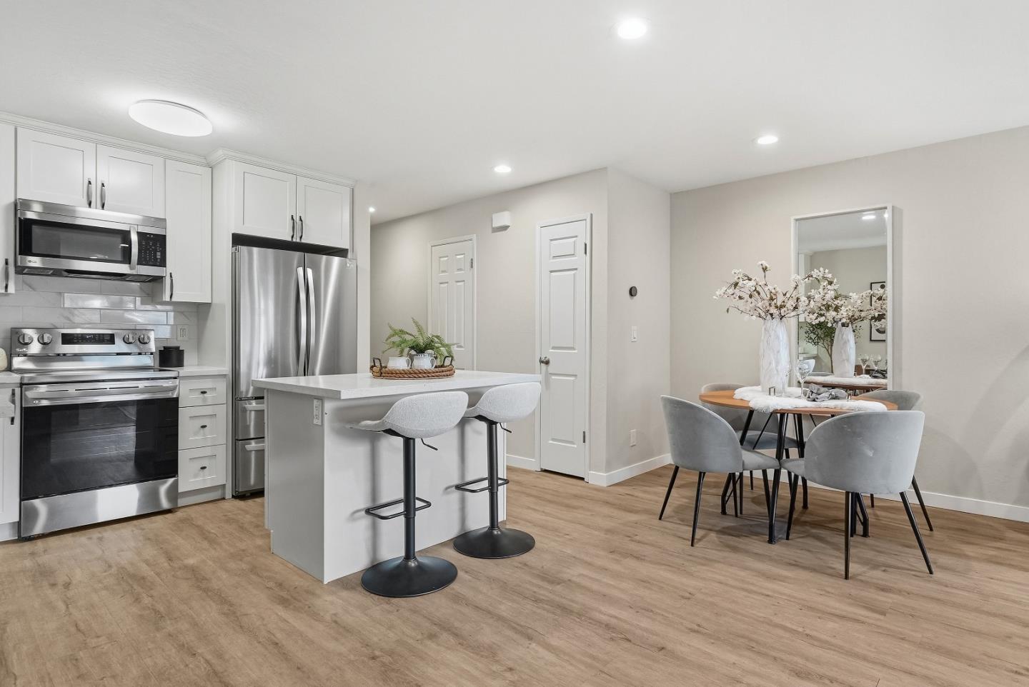 Detail Gallery Image 9 of 34 For 1983 San Luis Ave #22,  Mountain View,  CA 94043 - 2 Beds | 2/1 Baths