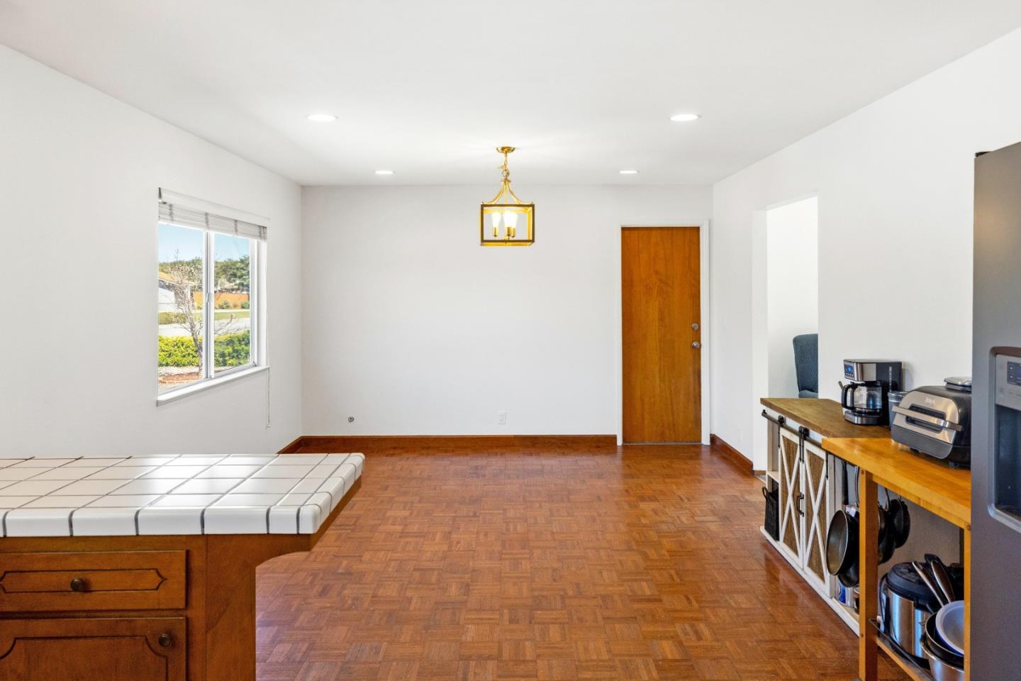 Detail Gallery Image 13 of 25 For 20091 Portola Dr, Salinas,  CA 93908 - 3 Beds | 2 Baths