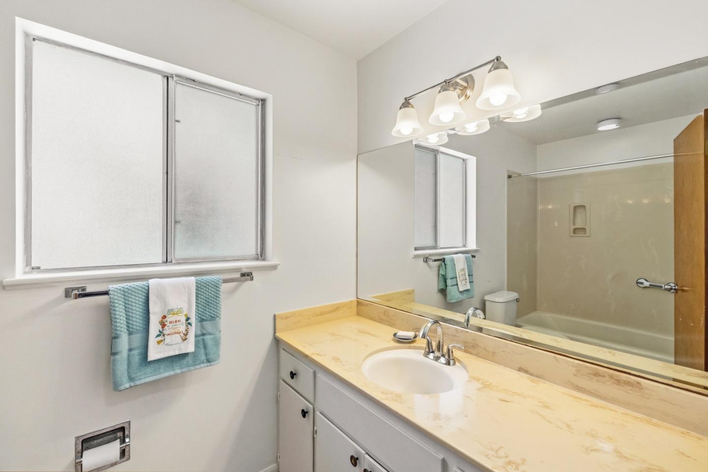 Detail Gallery Image 19 of 25 For 20091 Portola Dr, Salinas,  CA 93908 - 3 Beds | 2 Baths