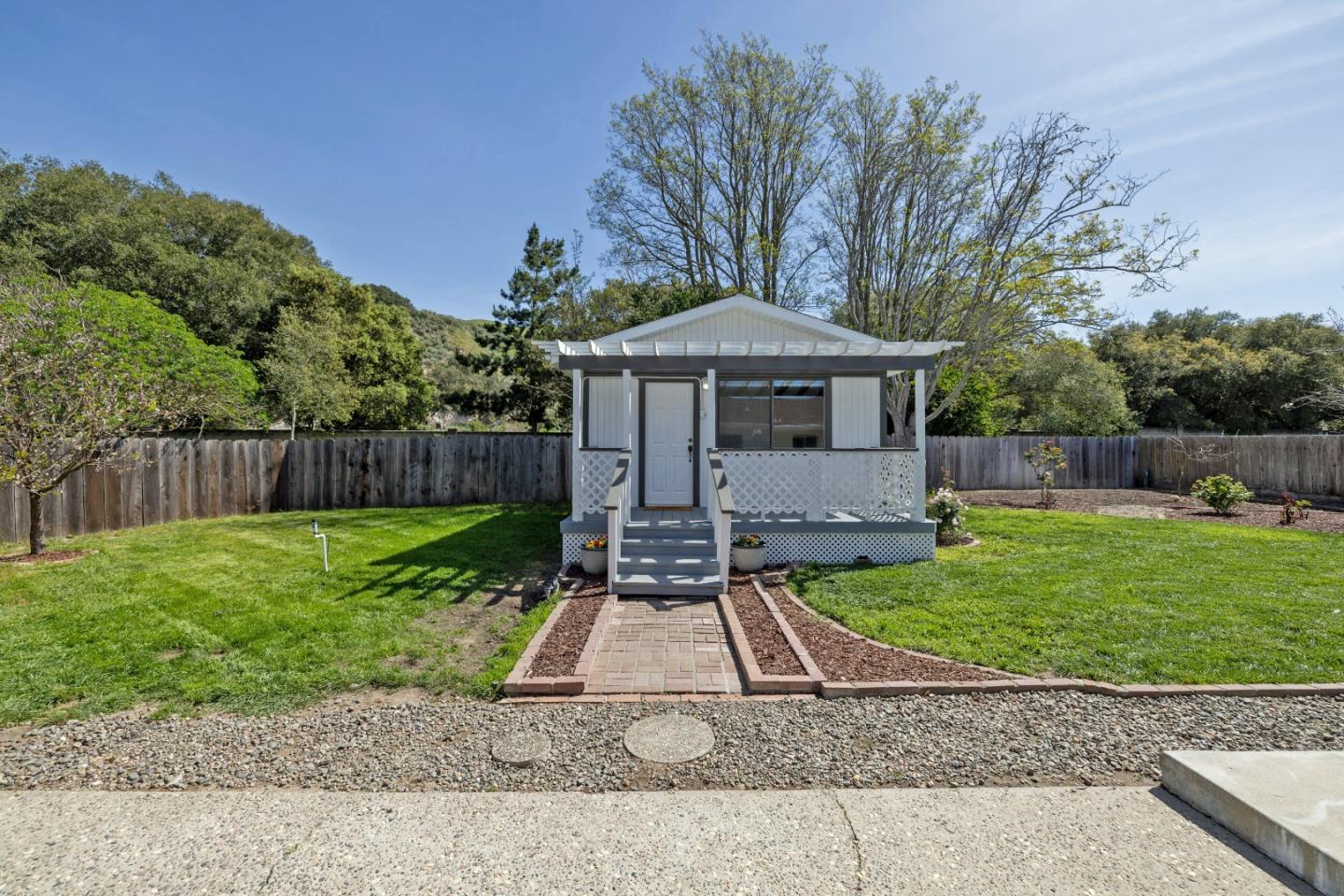 Detail Gallery Image 5 of 25 For 20091 Portola Dr, Salinas,  CA 93908 - 3 Beds | 2 Baths