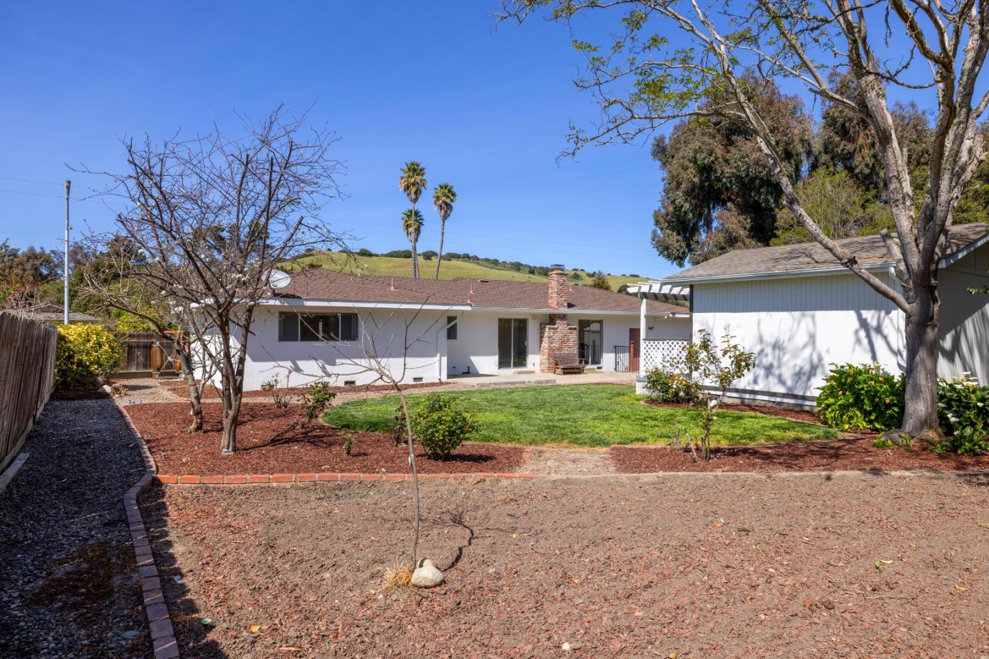 Detail Gallery Image 7 of 25 For 20091 Portola Dr, Salinas,  CA 93908 - 3 Beds | 2 Baths