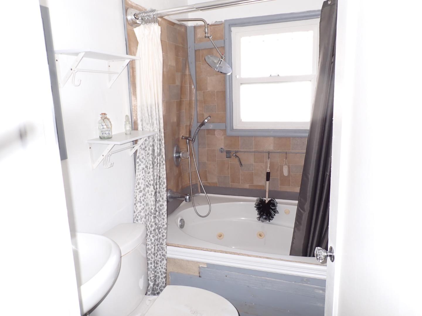 Detail Gallery Image 9 of 12 For 901 92nd Ave, Oakland,  CA 94603 - 3 Beds | 1 Baths