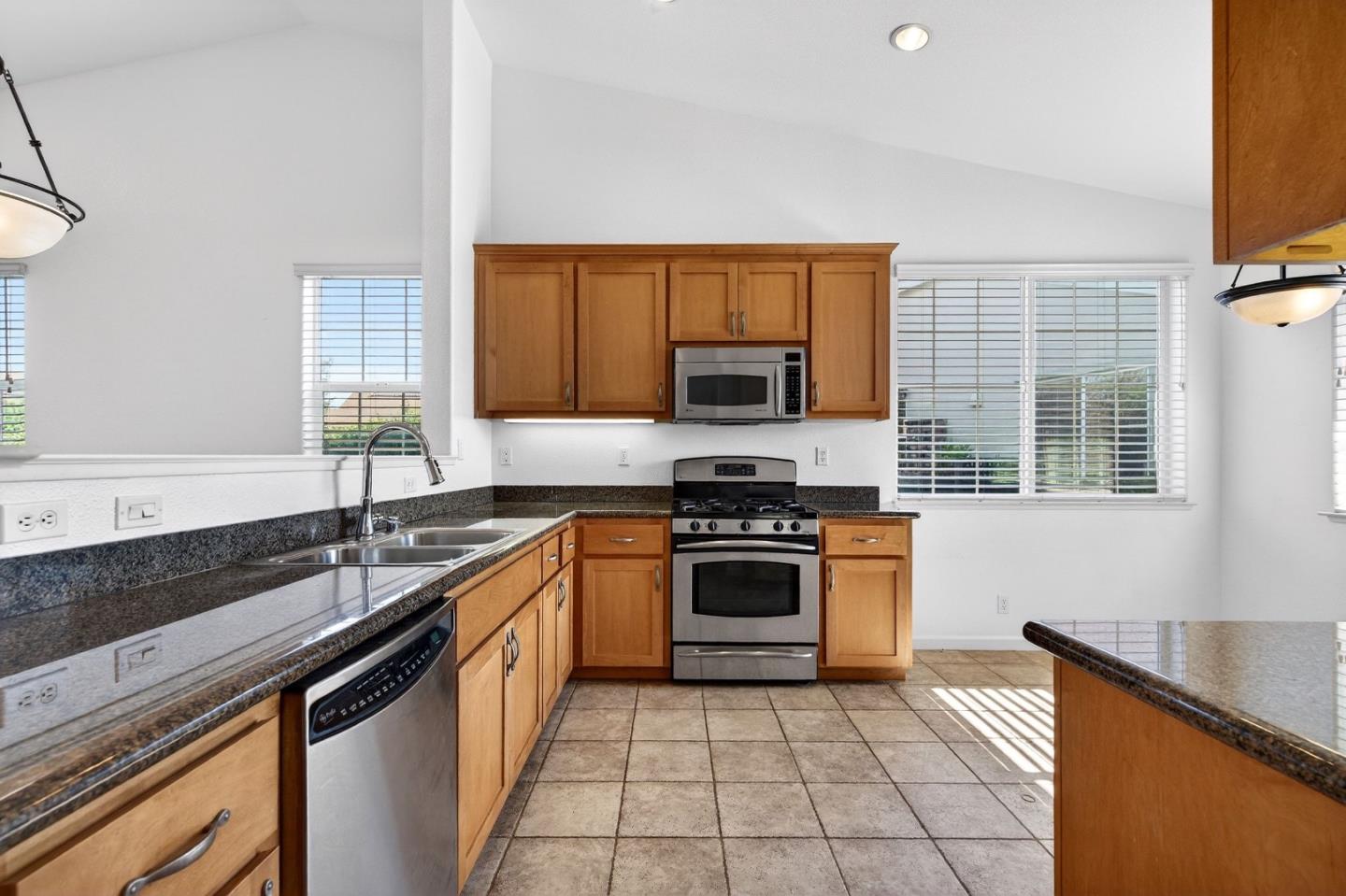 Detail Gallery Image 7 of 35 For 18 Pajaro Vista Ct, Watsonville,  CA 95076 - 3 Beds | 2 Baths