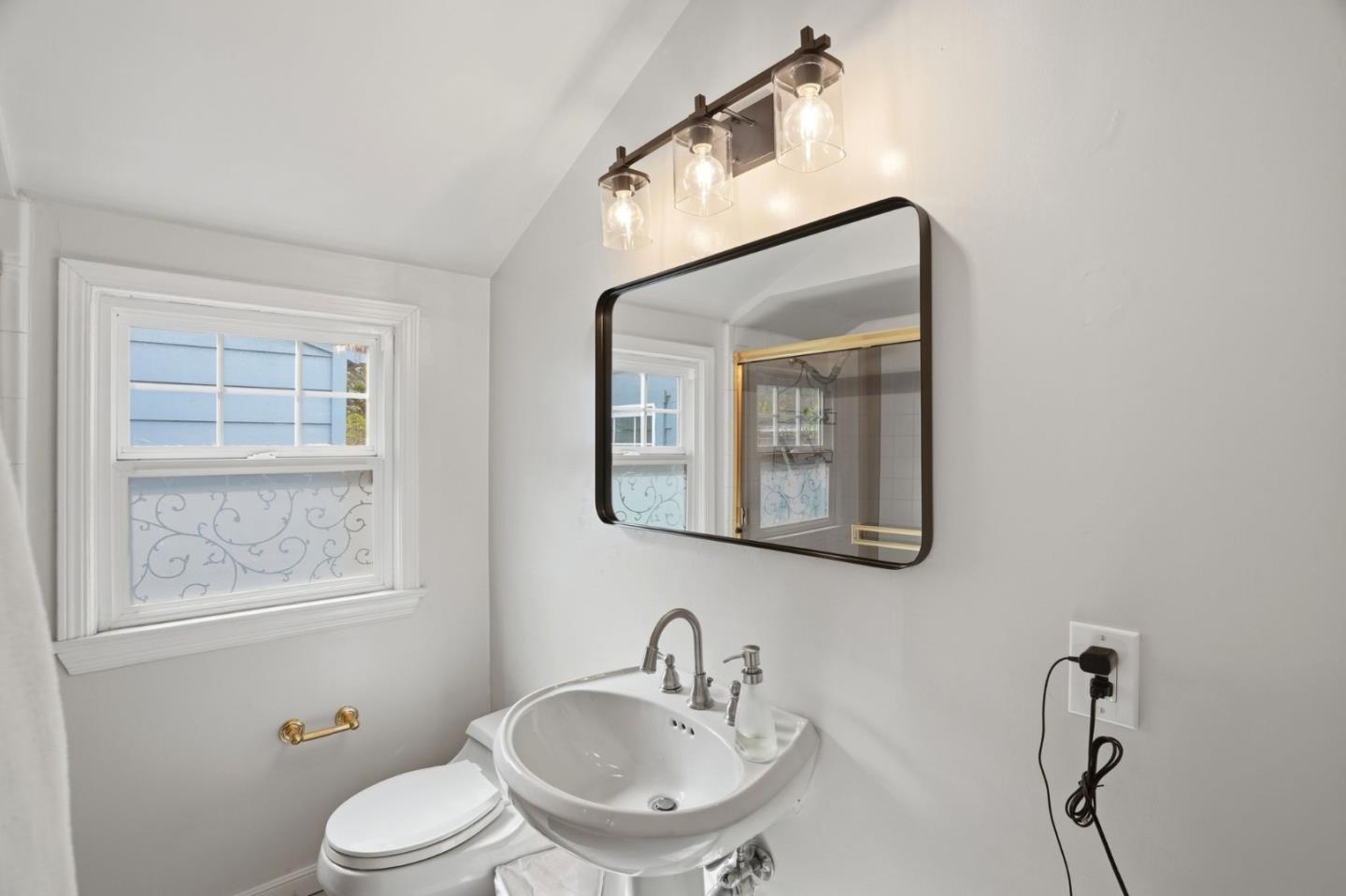 Detail Gallery Image 23 of 33 For 2001 Sharon Ave, Belmont,  CA 94002 - 4 Beds | 2/1 Baths