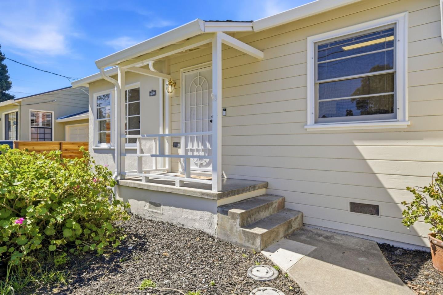 Detail Gallery Image 4 of 60 For 22389 Moyers St, Castro Valley,  CA 94546 - 3 Beds | 2 Baths