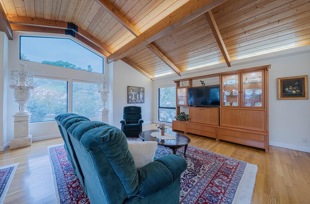 Detail Gallery Image 11 of 67 For 25207 Casiano Dr, Salinas,  CA 93908 - 4 Beds | 4 Baths