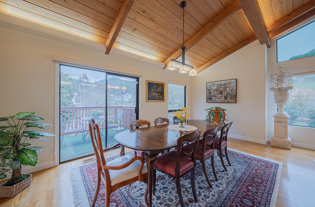 Detail Gallery Image 12 of 67 For 25207 Casiano Dr, Salinas,  CA 93908 - 4 Beds | 4 Baths