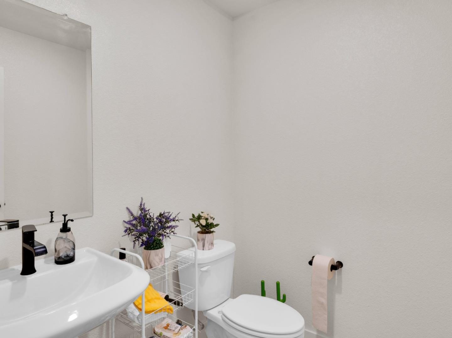 Detail Gallery Image 11 of 47 For 1672 Thistle Ln, Los Banos,  CA 93635 - 5 Beds | 3/1 Baths