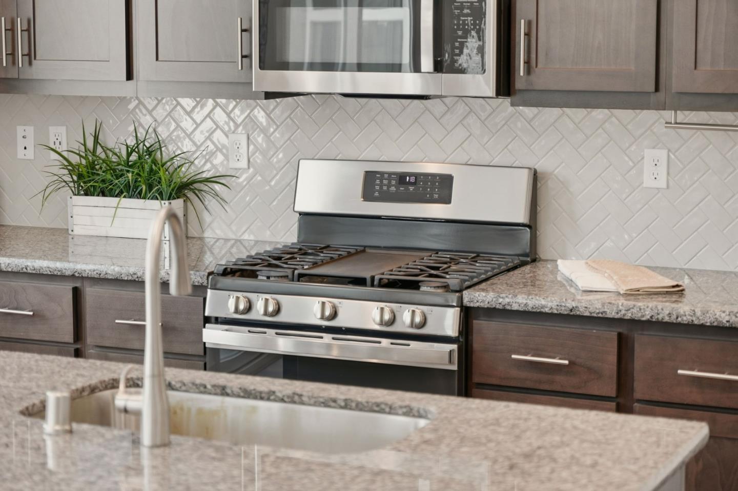 Detail Gallery Image 11 of 49 For 1207 Walker Peak Way, Hollister,  CA 95023 - 3 Beds | 2/1 Baths