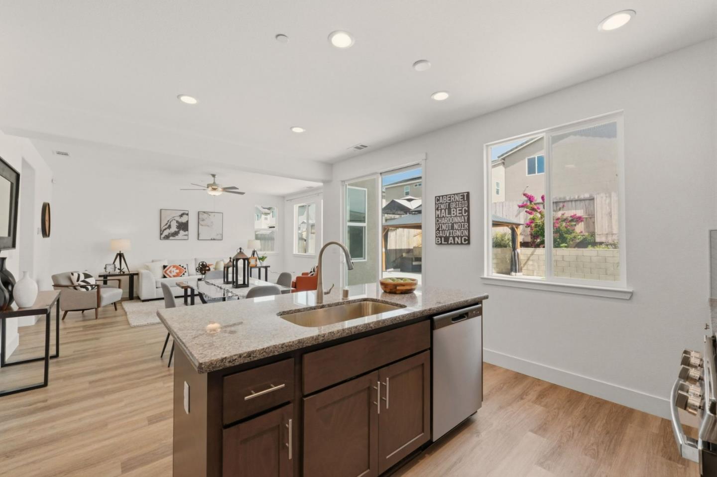 Detail Gallery Image 12 of 49 For 1207 Walker Peak Way, Hollister,  CA 95023 - 3 Beds | 2/1 Baths