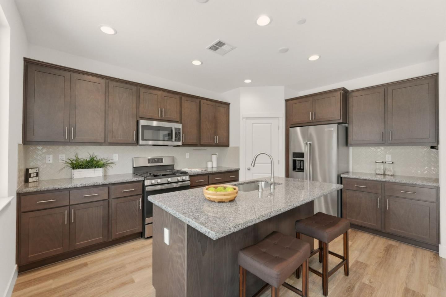 Detail Gallery Image 5 of 49 For 1207 Walker Peak Way, Hollister,  CA 95023 - 3 Beds | 2/1 Baths