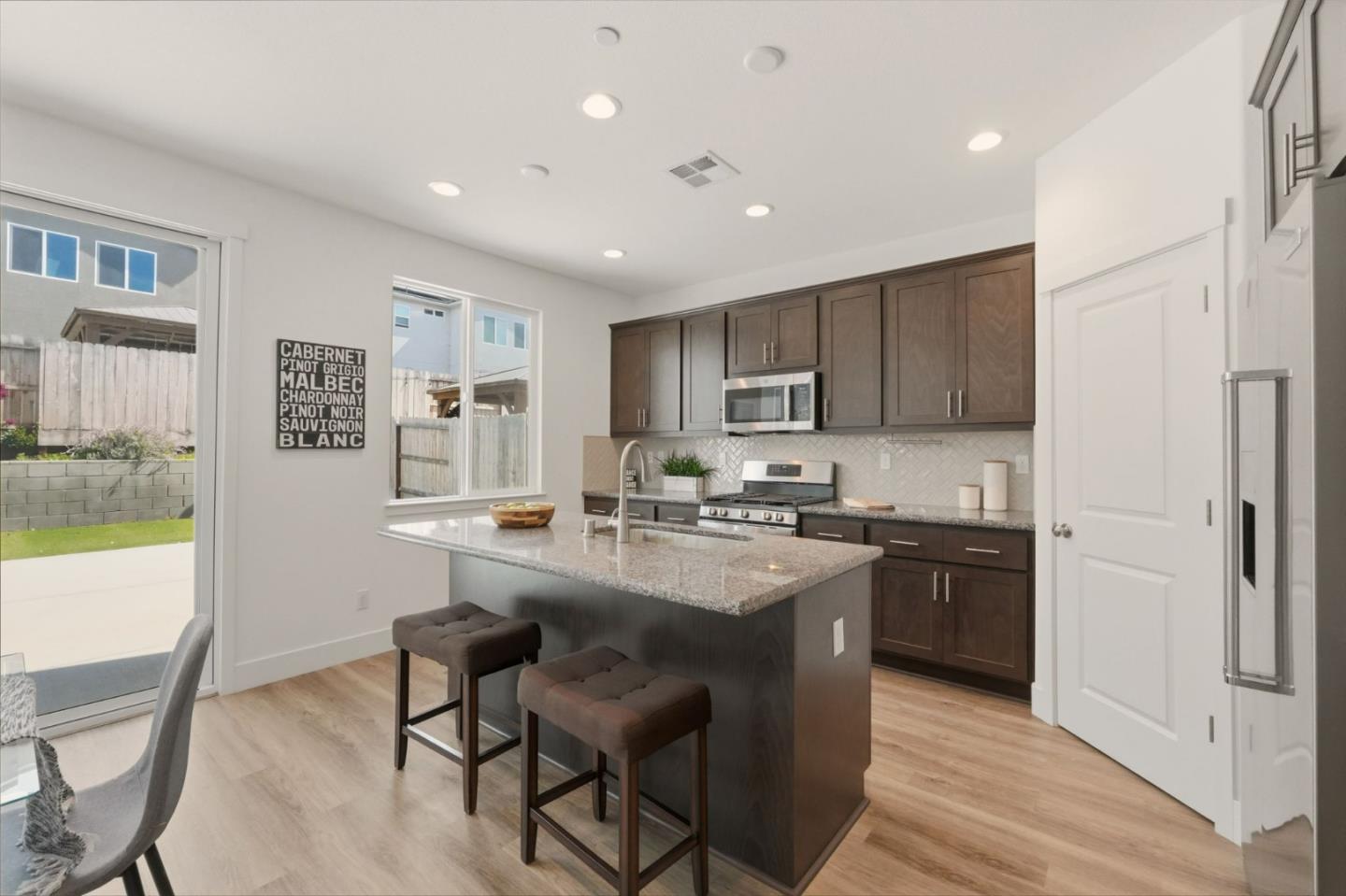 Detail Gallery Image 7 of 49 For 1207 Walker Peak Way, Hollister,  CA 95023 - 3 Beds | 2/1 Baths