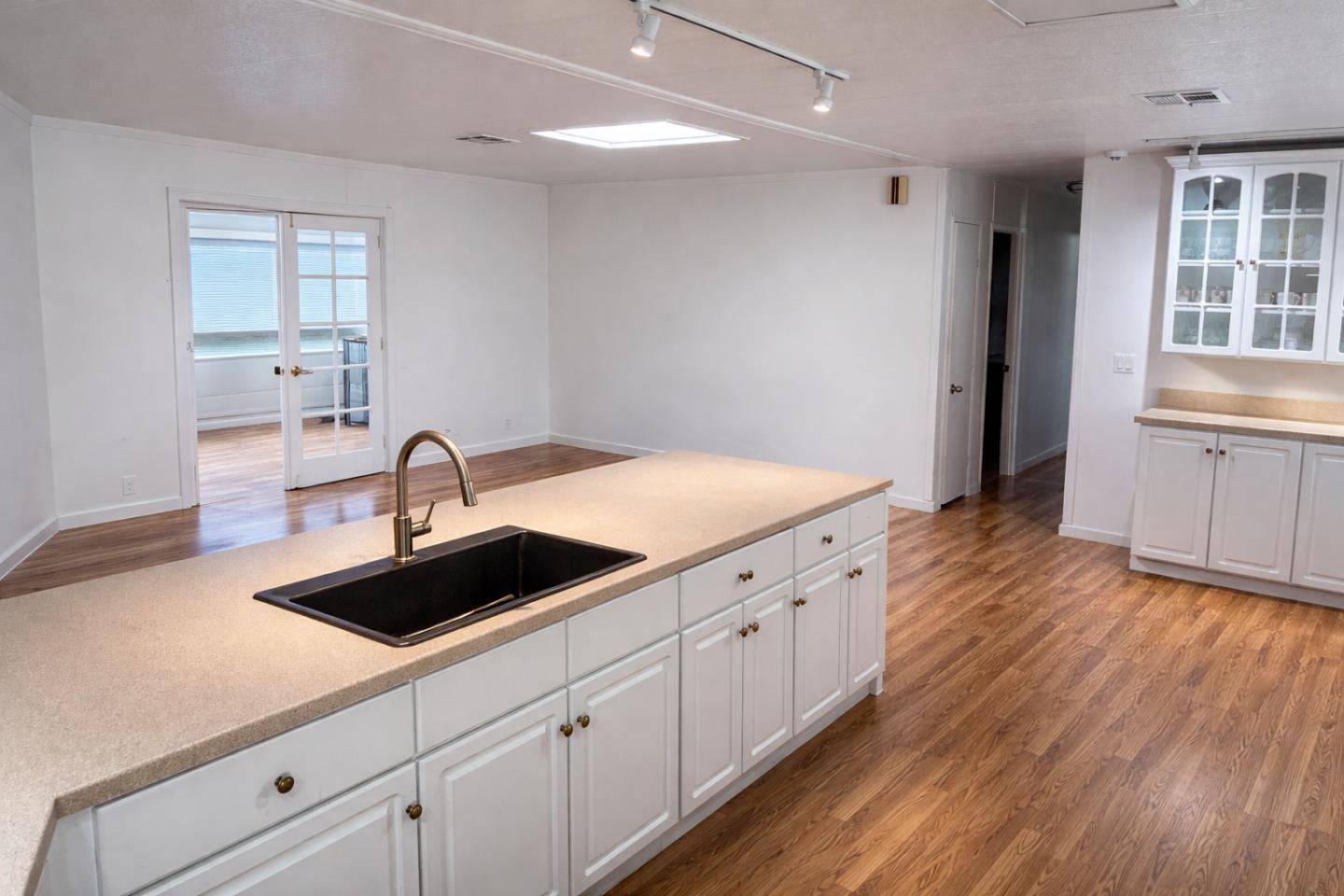 Detail Gallery Image 5 of 11 For 150 Kern St #150,  Salinas,  CA 93905 - 2 Beds | 2 Baths
