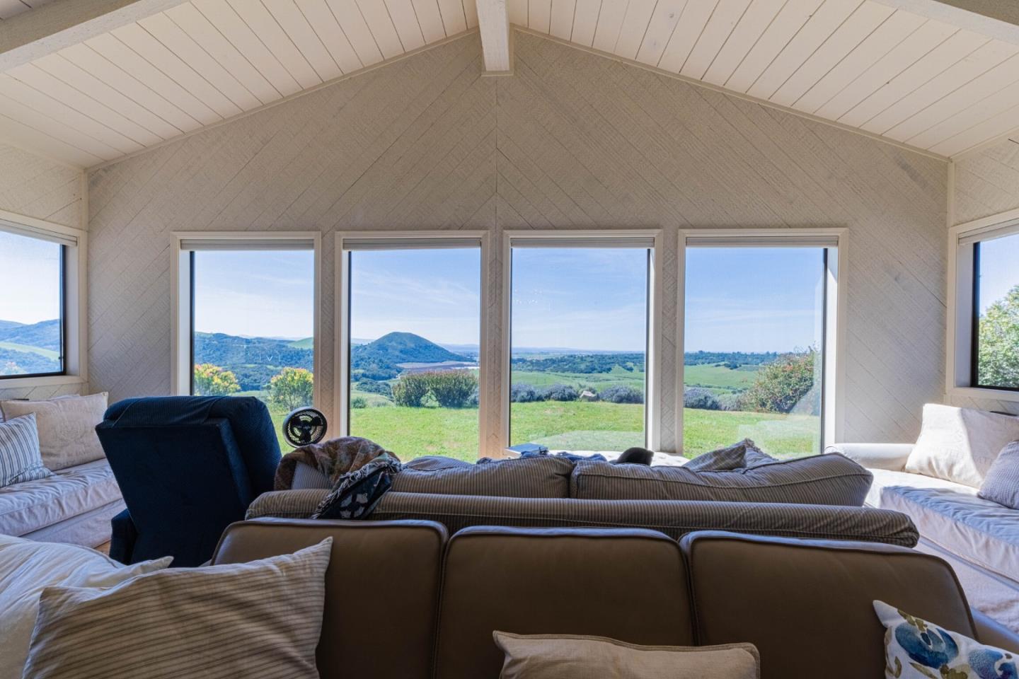 Detail Gallery Image 14 of 39 For 169 Old Stage Rd, Salinas,  CA 93908 - 3 Beds | 2/1 Baths