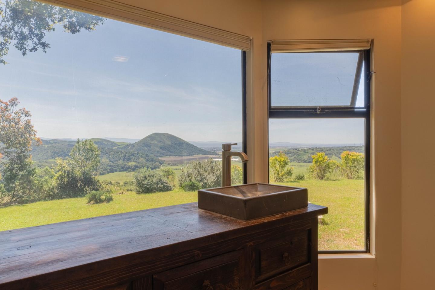 Detail Gallery Image 29 of 39 For 169 Old Stage Rd, Salinas,  CA 93908 - 3 Beds | 2/1 Baths