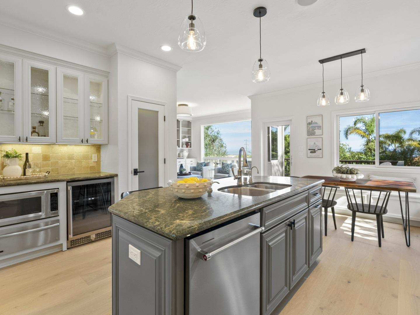 Detail Gallery Image 7 of 43 For 731 Lakemead Way, Redwood City,  CA 94062 - 4 Beds | 2/1 Baths