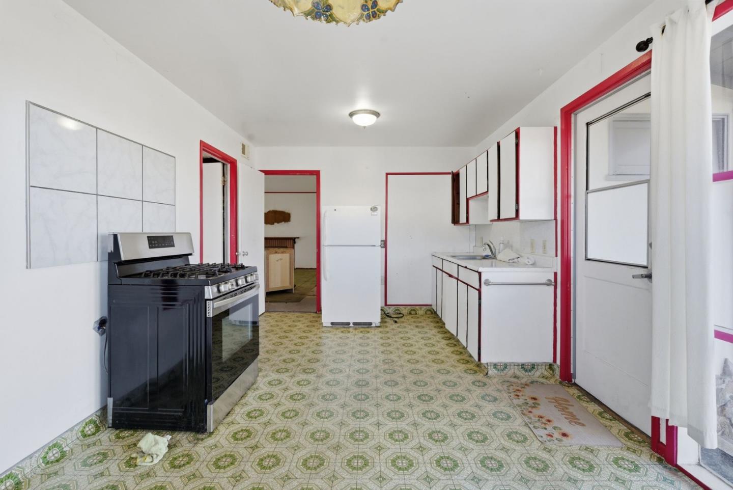 Detail Gallery Image 3 of 24 For 1709 Hillside Blvd, South San Francisco,  CA 94080 - 3 Beds | 2 Baths