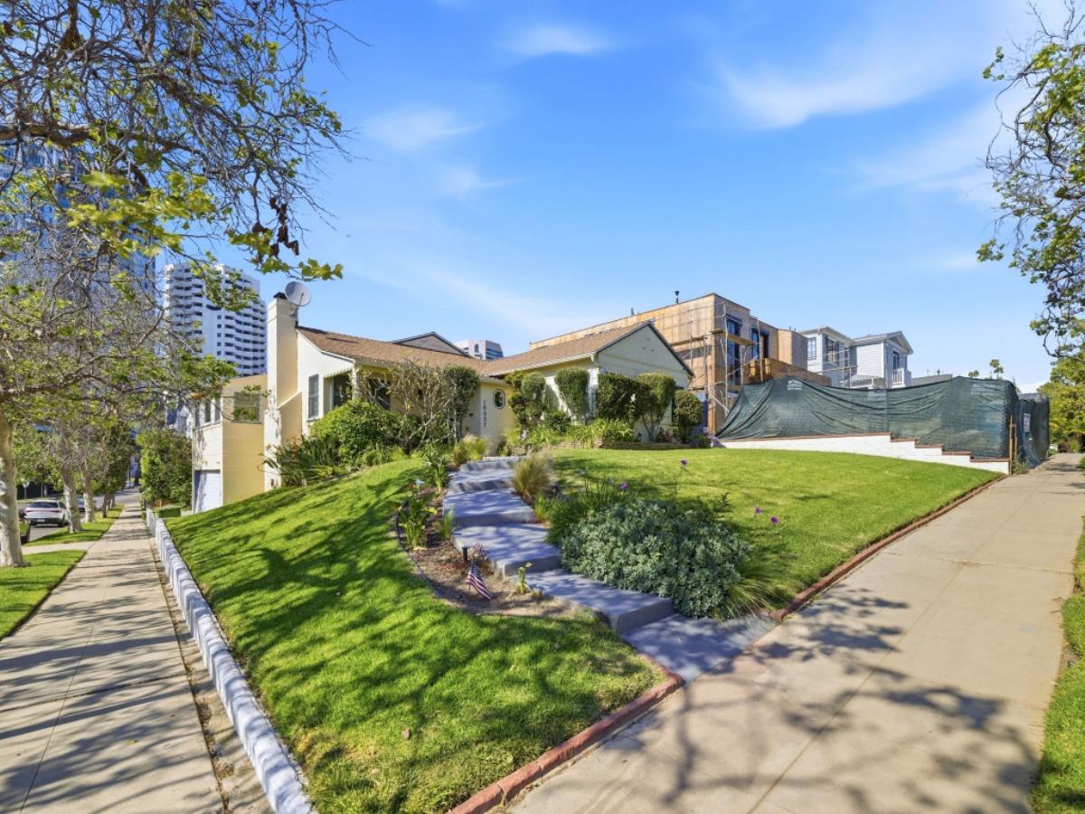 Detail Gallery Image 2 of 27 For 10537 Rochester Ave, Los Angeles,  CA 90024 - 3 Beds | 2 Baths