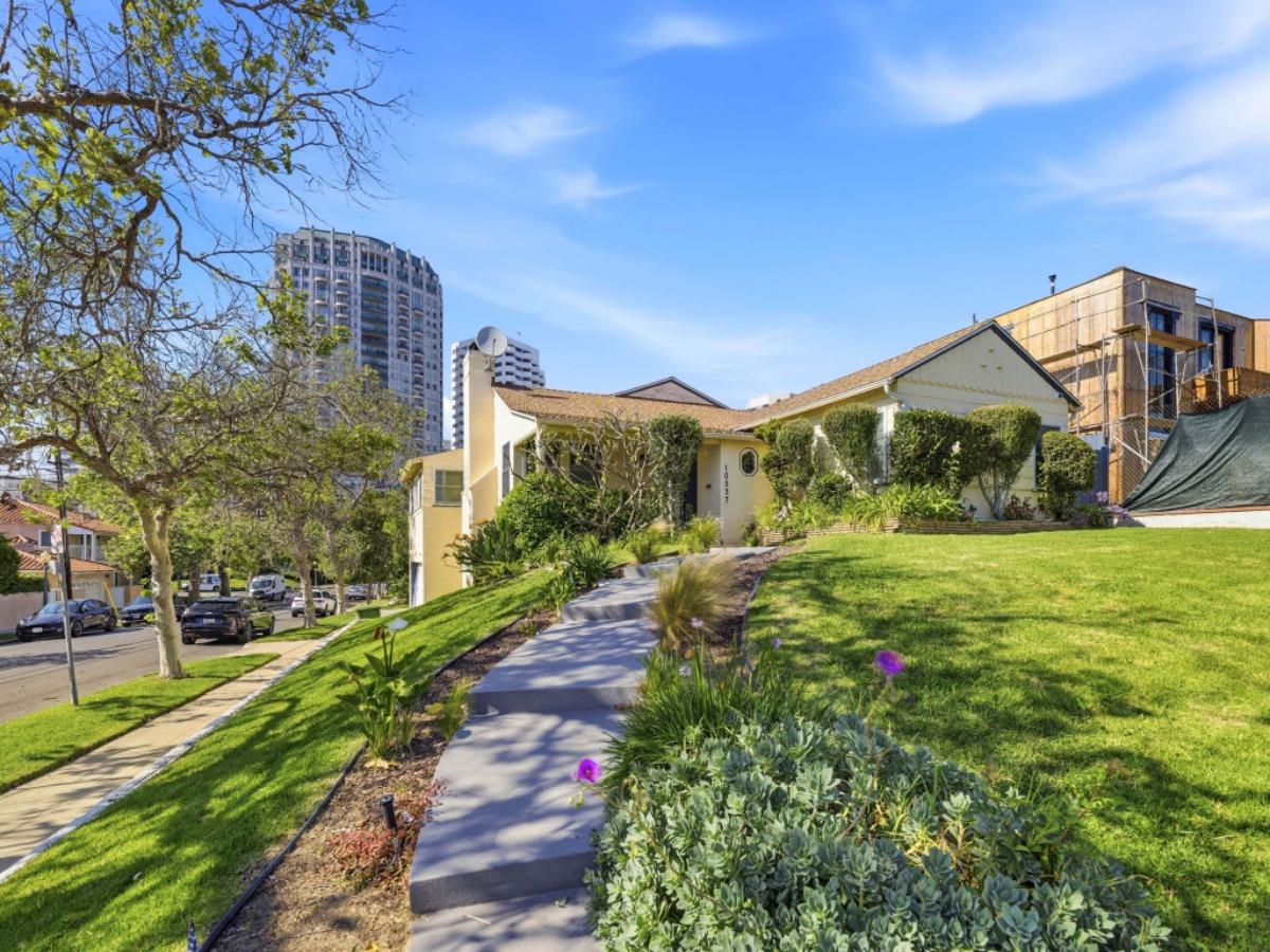 Detail Gallery Image 3 of 27 For 10537 Rochester Ave, Los Angeles,  CA 90024 - 3 Beds | 2 Baths