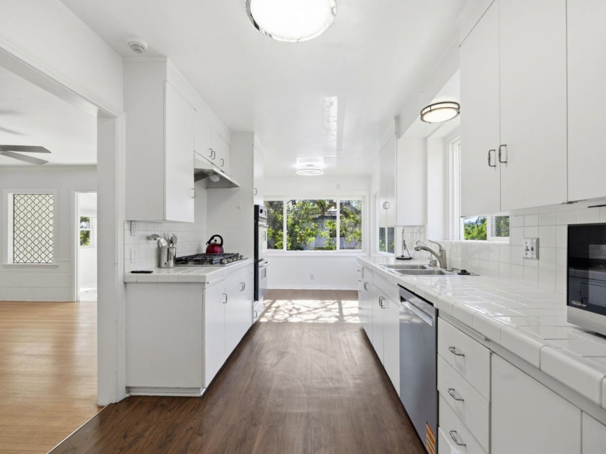 Detail Gallery Image 9 of 27 For 10537 Rochester Ave, Los Angeles,  CA 90024 - 3 Beds | 2 Baths