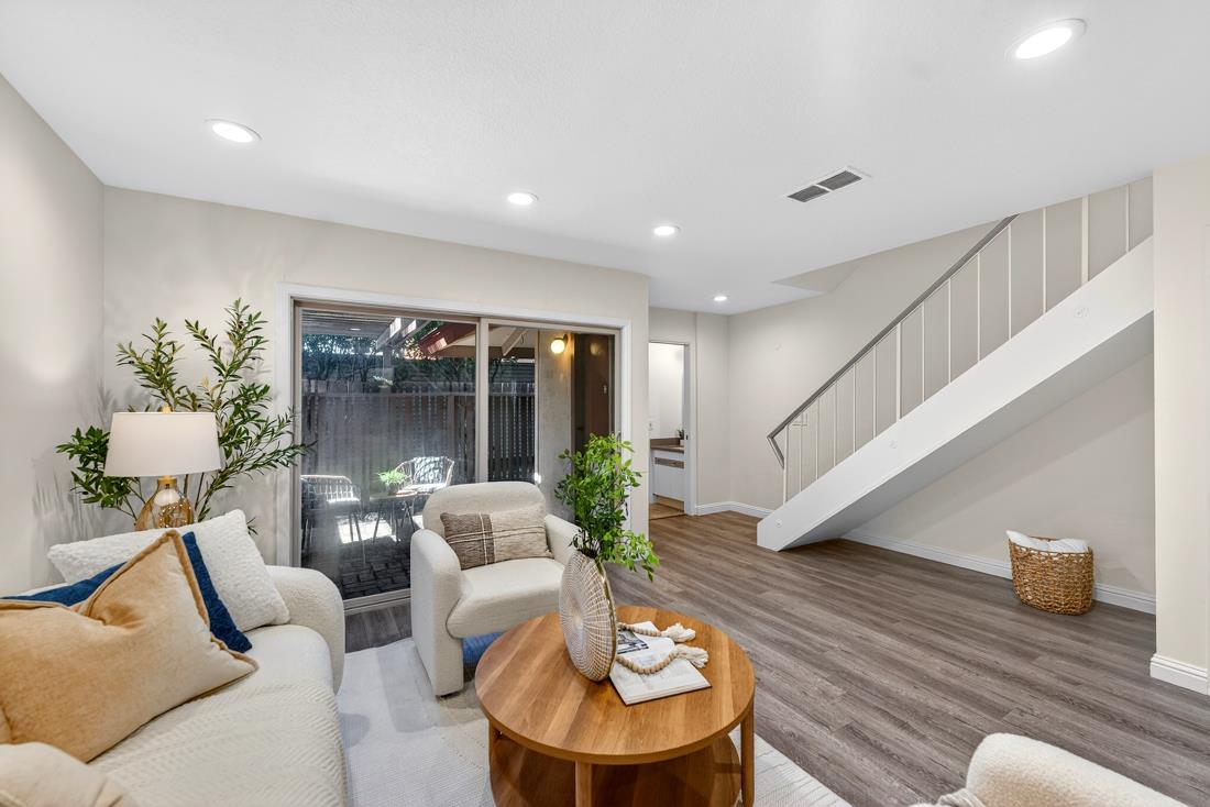 Detail Gallery Image 10 of 46 For 225 Red Oak Dr #H,  Sunnyvale,  CA 94086 - 2 Beds | 1/1 Baths