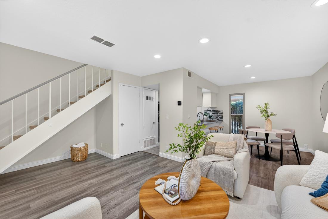 Detail Gallery Image 3 of 46 For 225 Red Oak Dr #H,  Sunnyvale,  CA 94086 - 2 Beds | 1/1 Baths