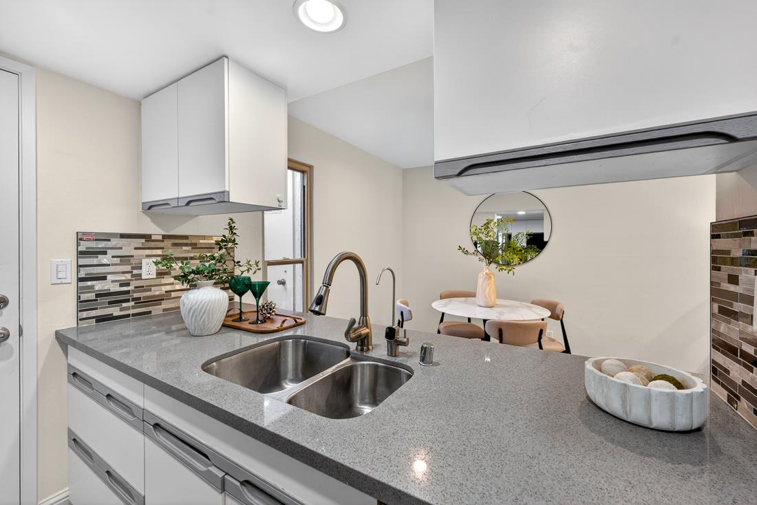 Detail Gallery Image 4 of 46 For 225 Red Oak Dr #H,  Sunnyvale,  CA 94086 - 2 Beds | 1/1 Baths