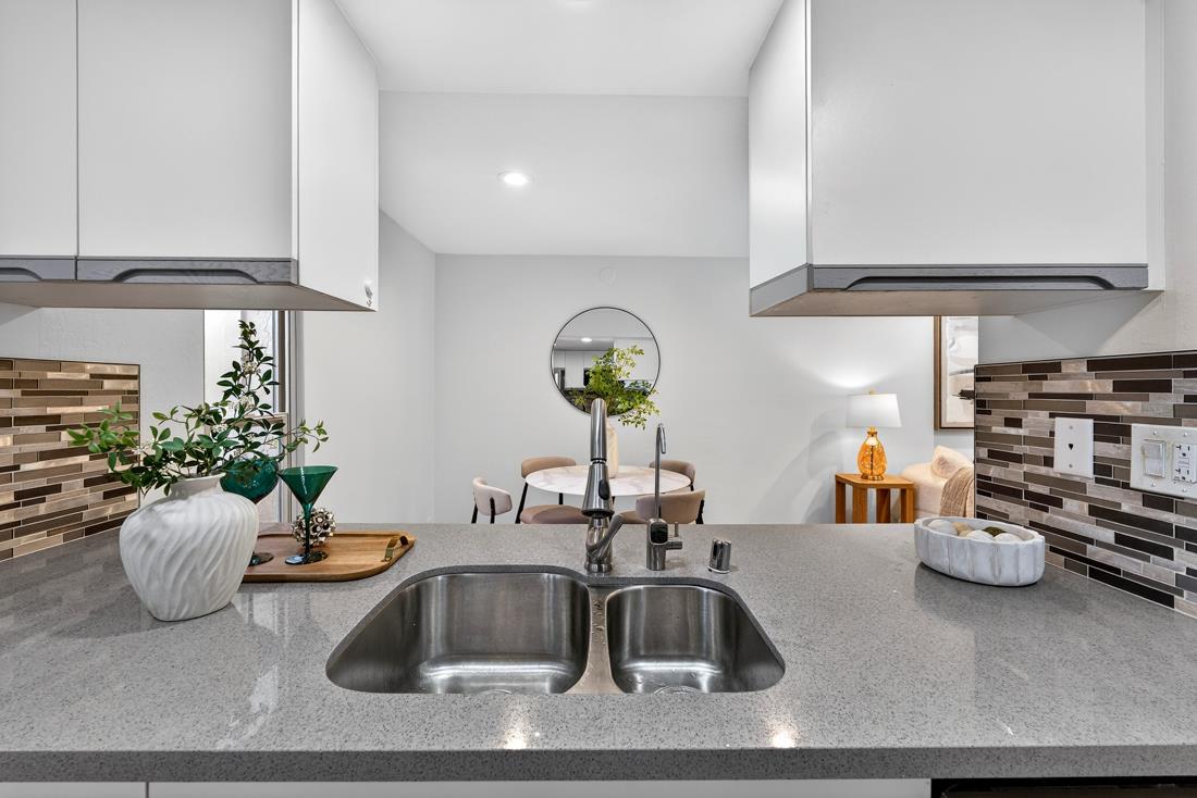 Detail Gallery Image 5 of 46 For 225 Red Oak Dr #H,  Sunnyvale,  CA 94086 - 2 Beds | 1/1 Baths