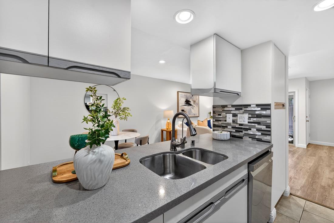 Detail Gallery Image 9 of 46 For 225 Red Oak Dr #H,  Sunnyvale,  CA 94086 - 2 Beds | 1/1 Baths