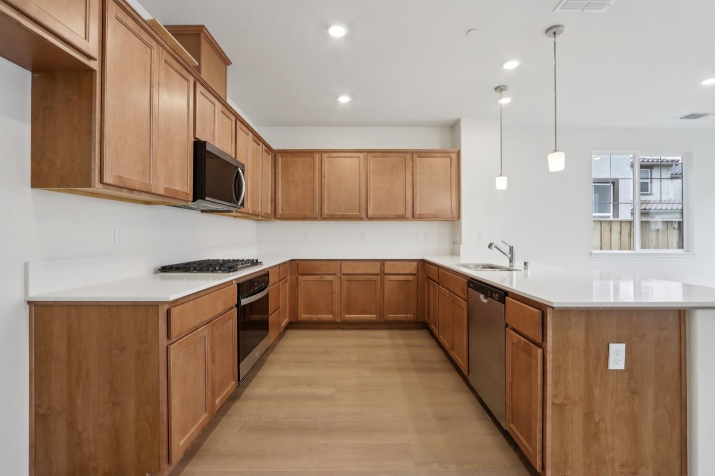 Detail Gallery Image 10 of 29 For 2211 Daisy Dr, Hollister,  CA 95023 - 3 Beds | 2/1 Baths