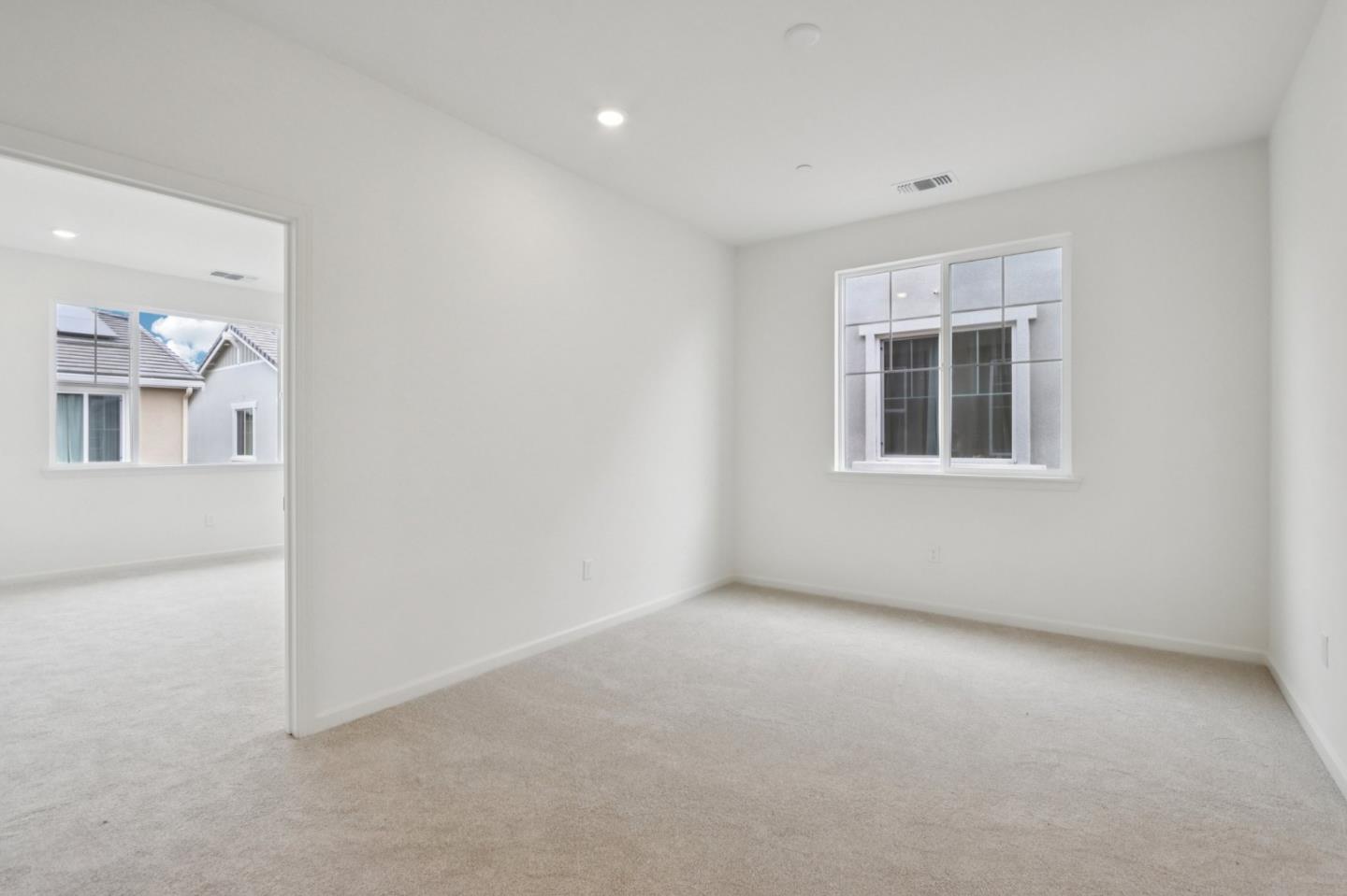 Detail Gallery Image 13 of 29 For 2211 Daisy Dr, Hollister,  CA 95023 - 3 Beds | 2/1 Baths