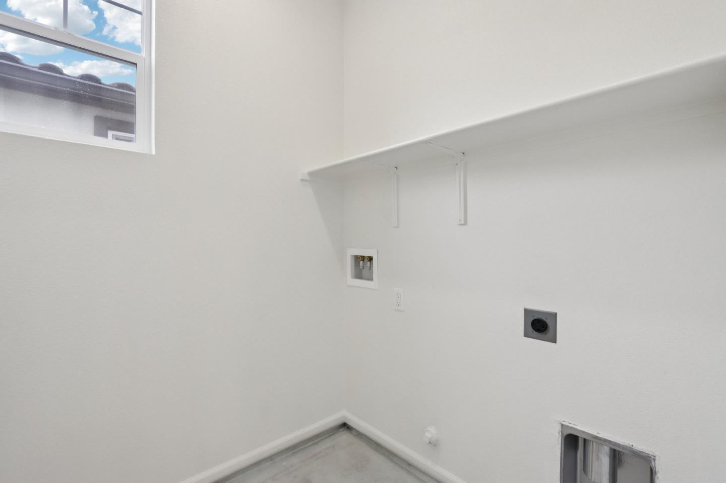 Detail Gallery Image 14 of 29 For 2211 Daisy Dr, Hollister,  CA 95023 - 3 Beds | 2/1 Baths