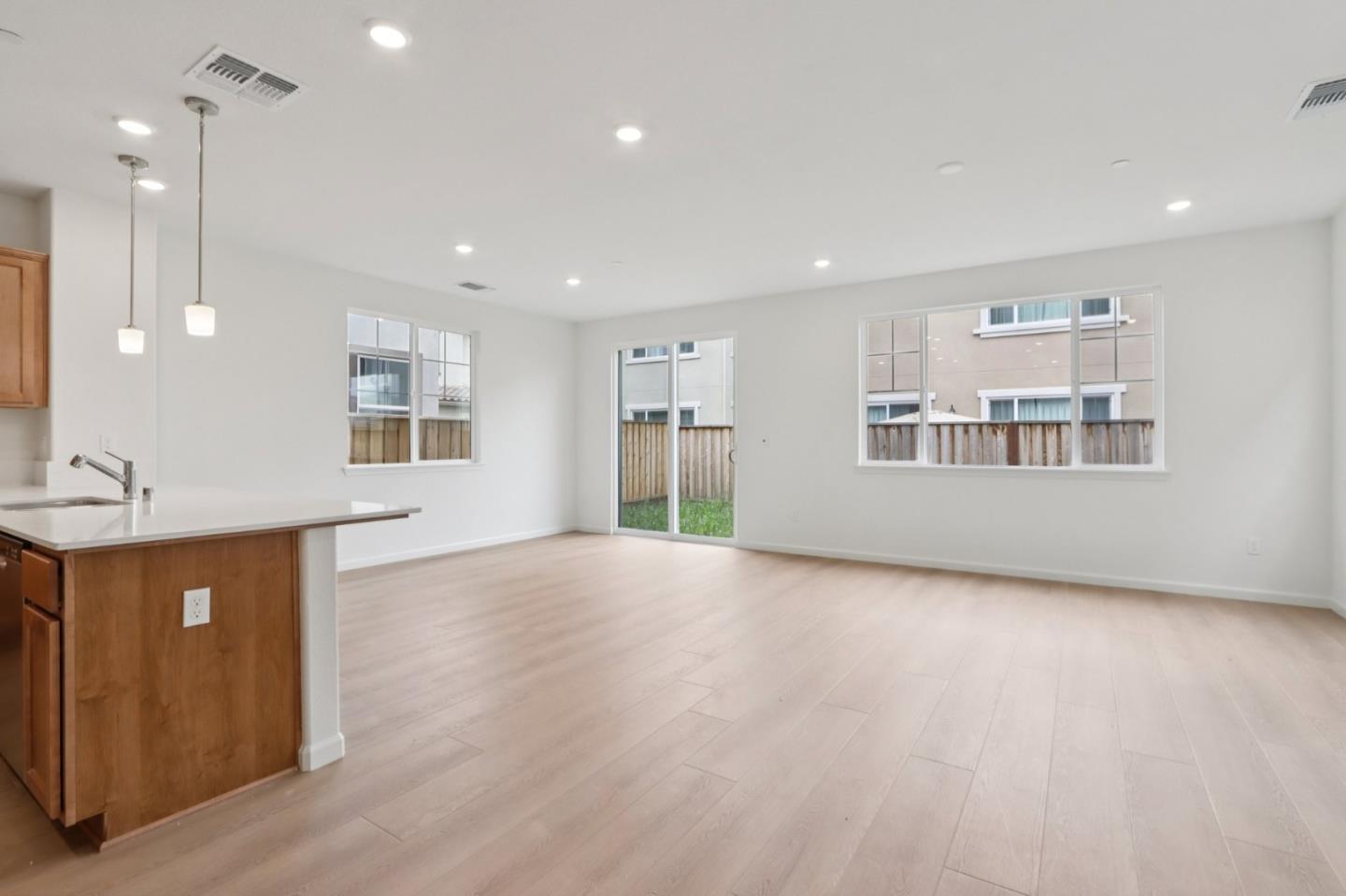 Detail Gallery Image 5 of 29 For 2211 Daisy Dr, Hollister,  CA 95023 - 3 Beds | 2/1 Baths