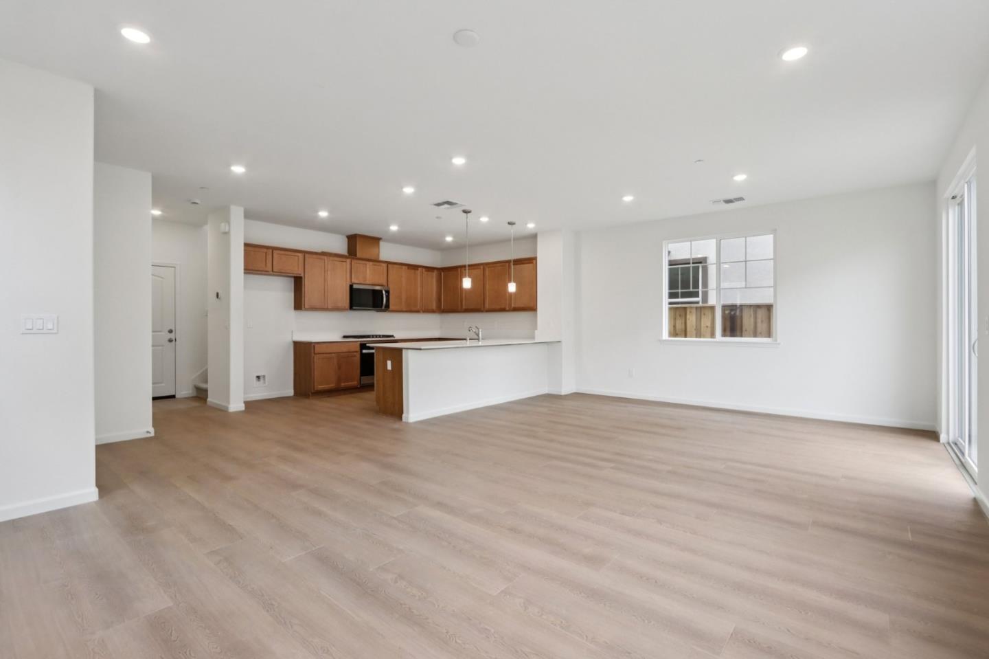 Detail Gallery Image 6 of 29 For 2211 Daisy Dr, Hollister,  CA 95023 - 3 Beds | 2/1 Baths