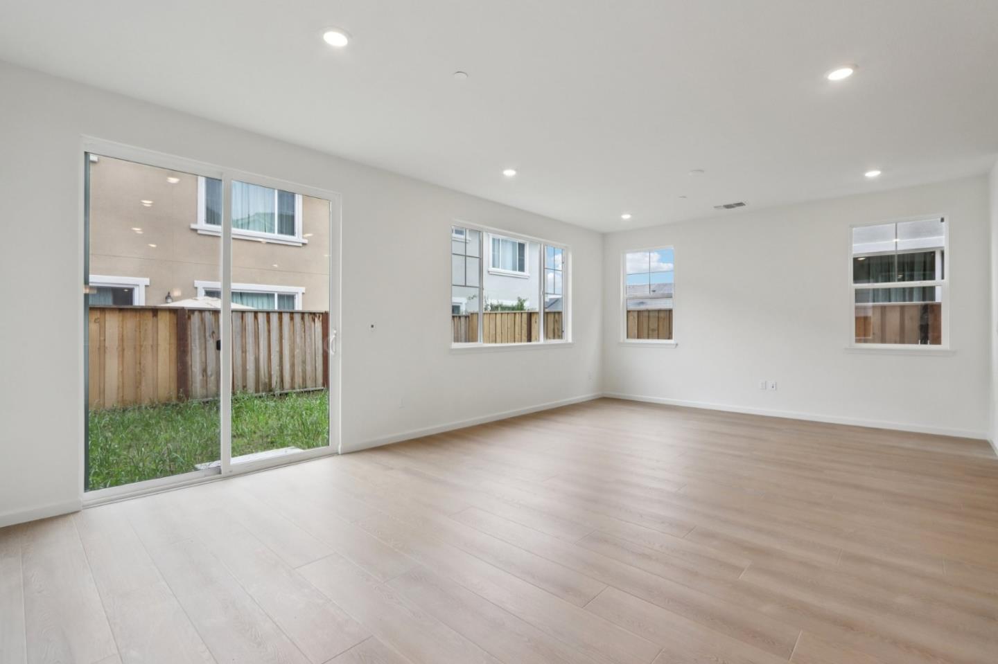 Detail Gallery Image 8 of 29 For 2211 Daisy Dr, Hollister,  CA 95023 - 3 Beds | 2/1 Baths