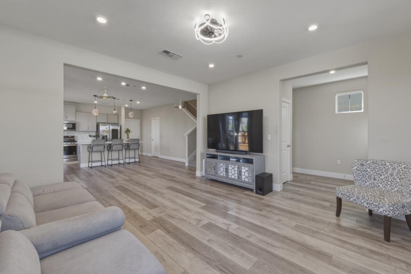 Detail Gallery Image 10 of 50 For 22 E Funderburg Blvd, Mountain House,  CA 95391 - 4 Beds | 2/1 Baths