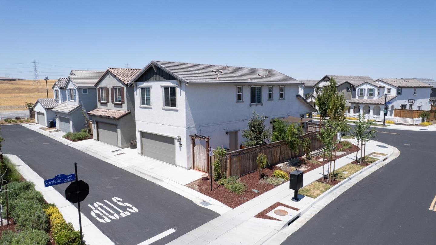 Detail Gallery Image 3 of 50 For 22 E Funderburg Blvd, Mountain House,  CA 95391 - 4 Beds | 2/1 Baths