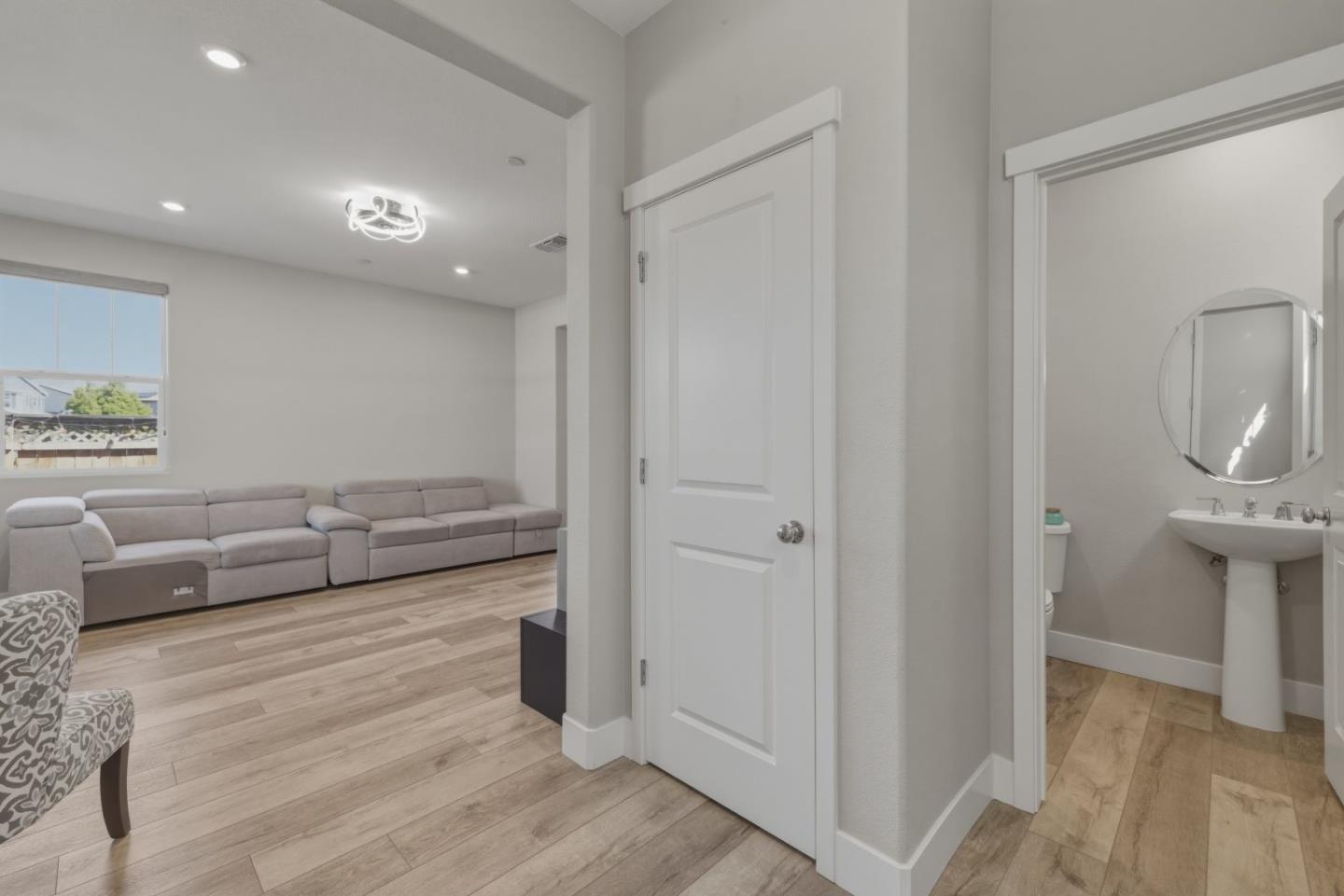 Detail Gallery Image 7 of 50 For 22 E Funderburg Blvd, Mountain House,  CA 95391 - 4 Beds | 2/1 Baths