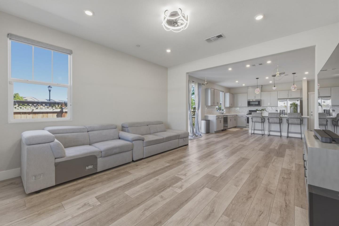 Detail Gallery Image 8 of 50 For 22 E Funderburg Blvd, Mountain House,  CA 95391 - 4 Beds | 2/1 Baths