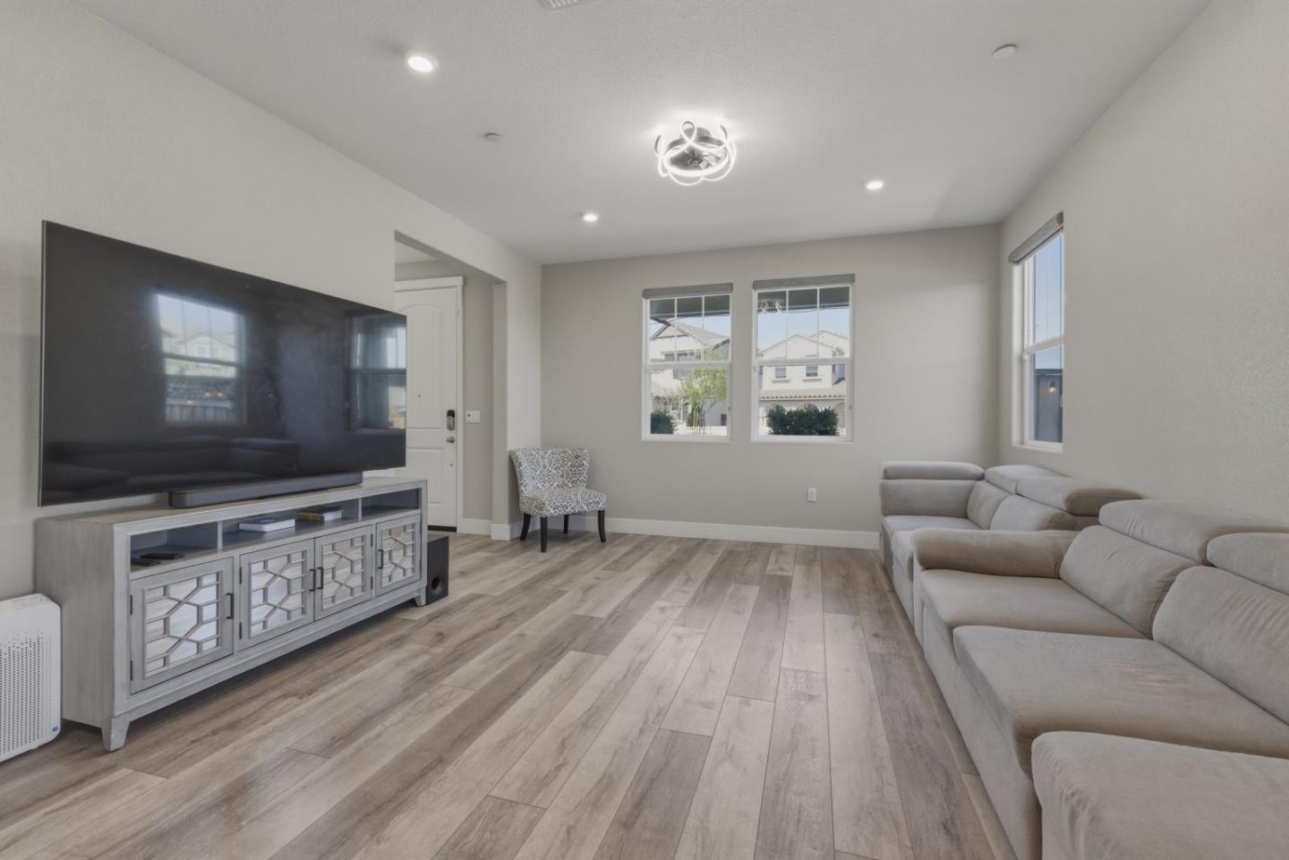 Detail Gallery Image 9 of 50 For 22 E Funderburg Blvd, Mountain House,  CA 95391 - 4 Beds | 2/1 Baths