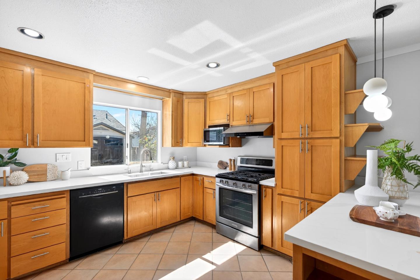 Detail Gallery Image 10 of 35 For 1572 Amesbury Way, San Jose,  CA 95127 - 3 Beds | 2 Baths