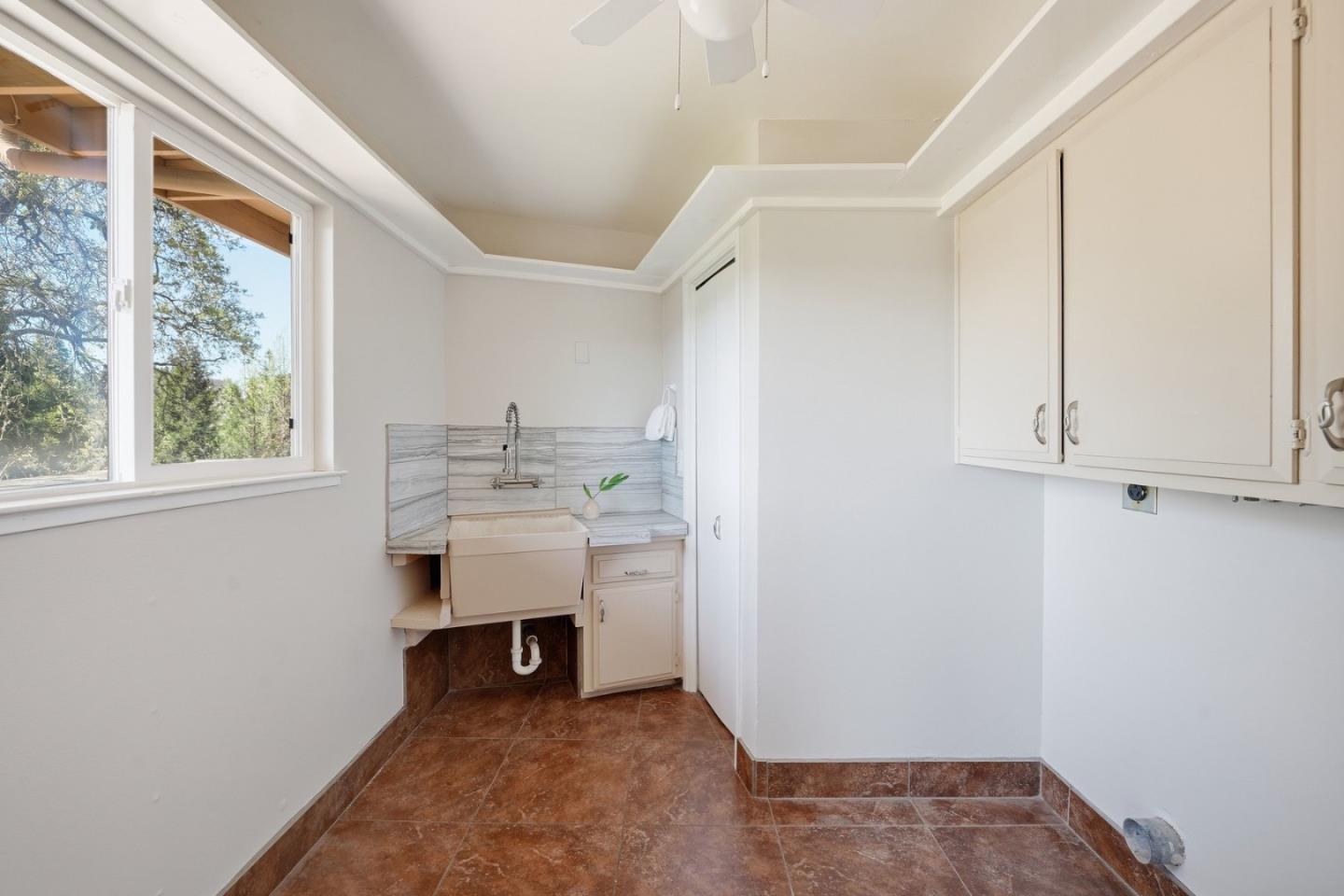 Detail Gallery Image 31 of 42 For 15605 Oakridge Ct, Morgan Hill,  CA 95037 - 5 Beds | 3 Baths