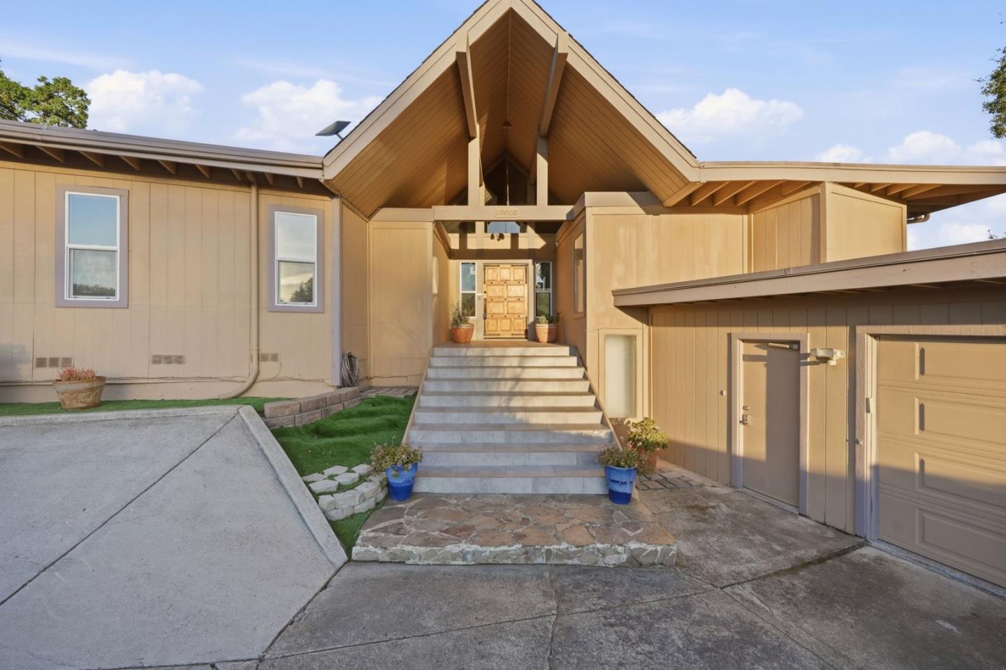 Detail Gallery Image 4 of 42 For 15605 Oakridge Ct, Morgan Hill,  CA 95037 - 5 Beds | 3 Baths