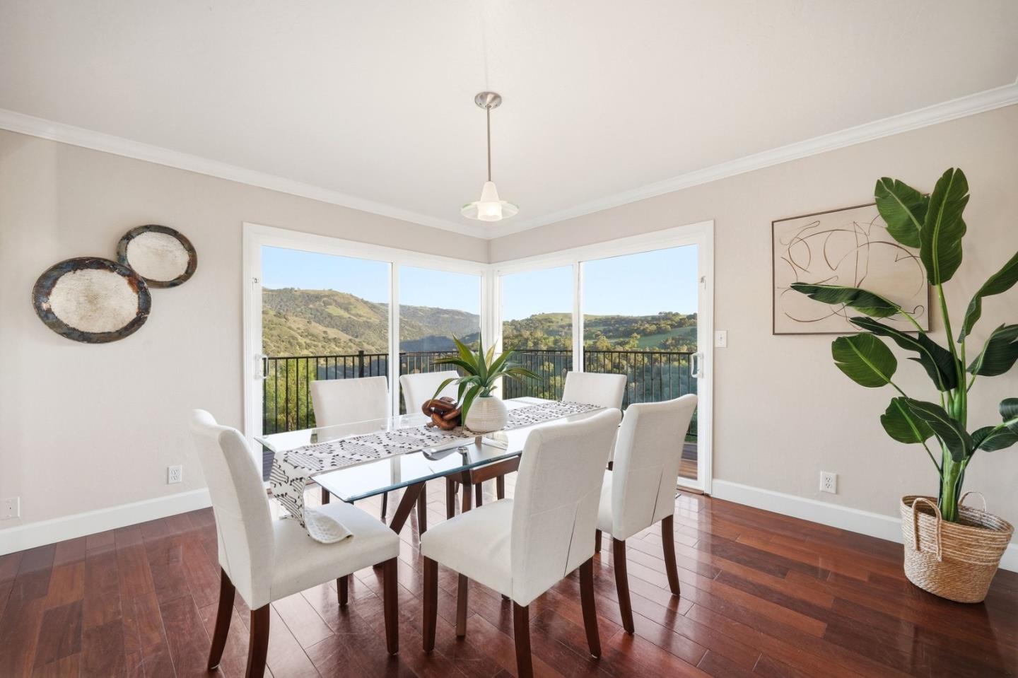 Detail Gallery Image 9 of 42 For 15605 Oakridge Ct, Morgan Hill,  CA 95037 - 5 Beds | 3 Baths