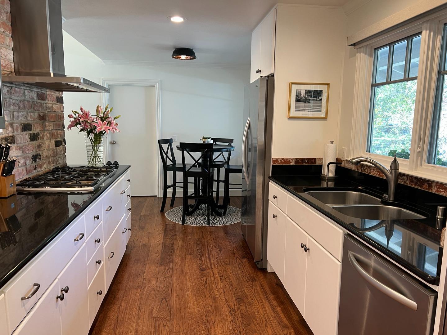 Detail Gallery Image 5 of 31 For 15 Martin Ln, Woodside,  CA 94062 - 3 Beds | 2 Baths